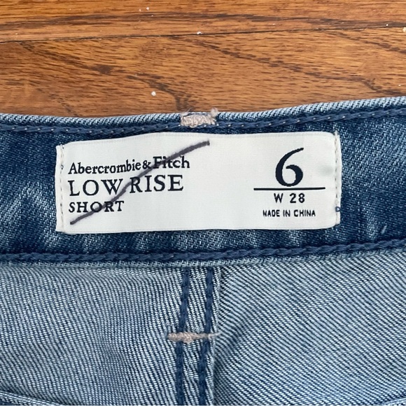 Abercrombie & Fitch Low Rise Denim Blue Jean Shorts Women’s Size 6 / 28 - Picture 2 of 6